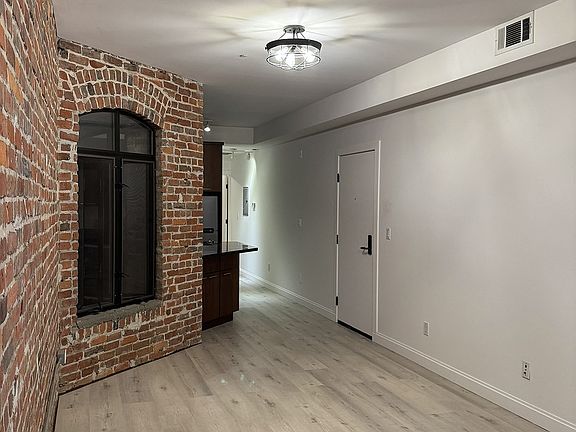 3rd image of 920 Montgomery St #103