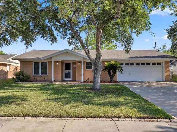 120 Daniel Moore St, Portland, TX 78374