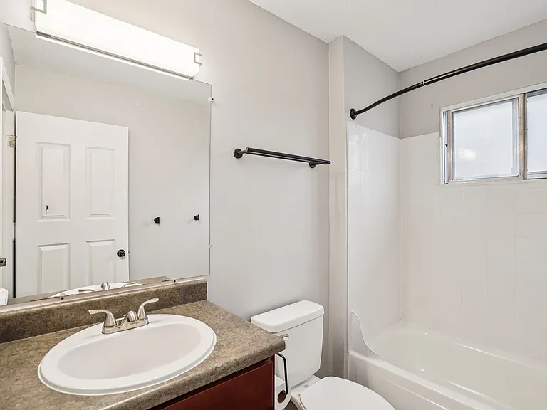 Hillcrest Club Apartments — Photo 48