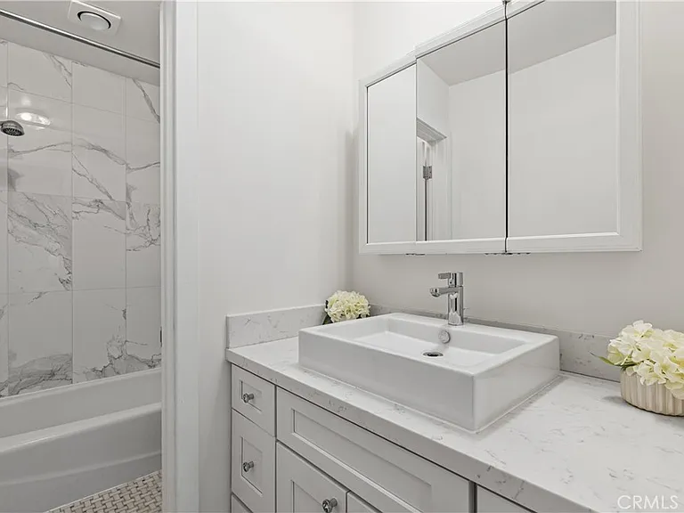 5257 Radford Ave #101 — Photo 11