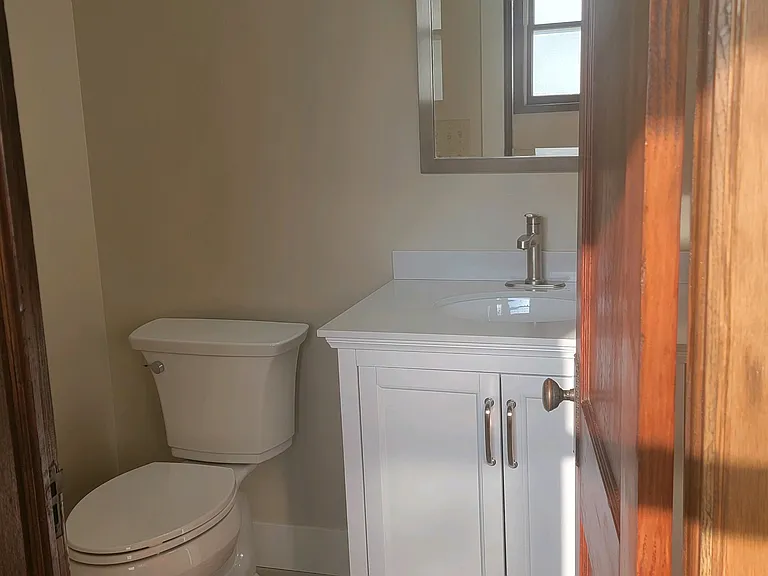 211 E Market St — Photo 5