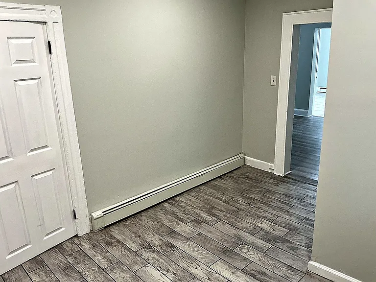546 Livingston St — Photo 11