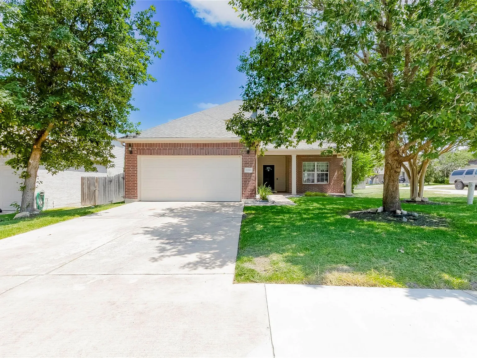 4 bed, 2.5 bath, 2359 sqft, $2,275 — Photo 3
