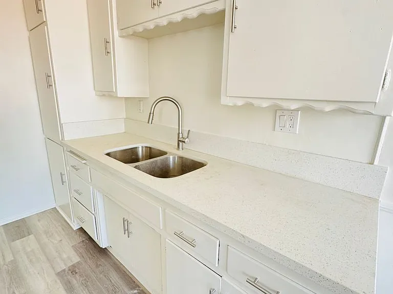 1049 N Mariposa Ave — Photo 4