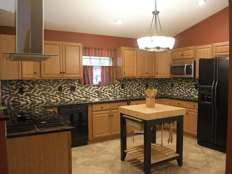 280 Holiday Dr — Photo 4