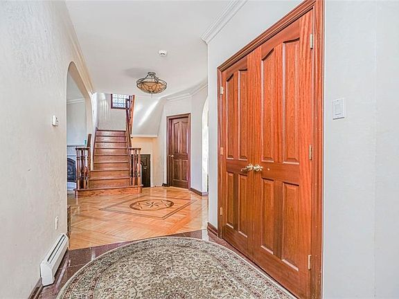3rd image of 105 Kensington St