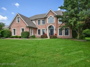 4N557 N Robert Frost Cir, St Charles, IL 60175