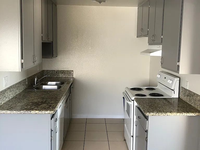 Lemarsh Apartments — Photo 16