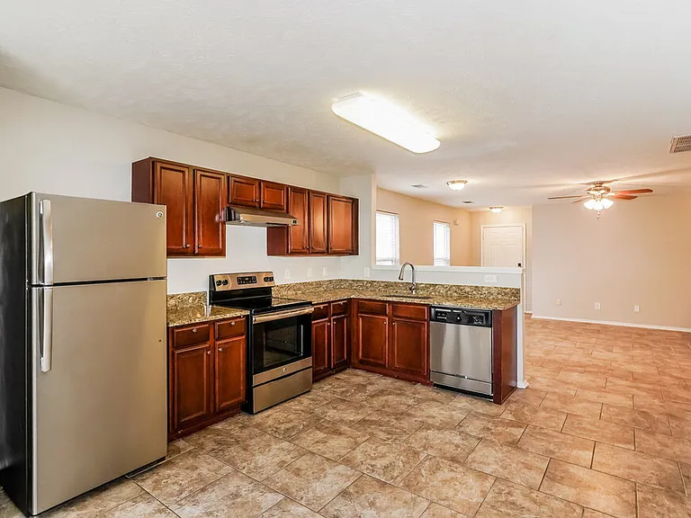 2814 Creekbend Dr — Photo 7