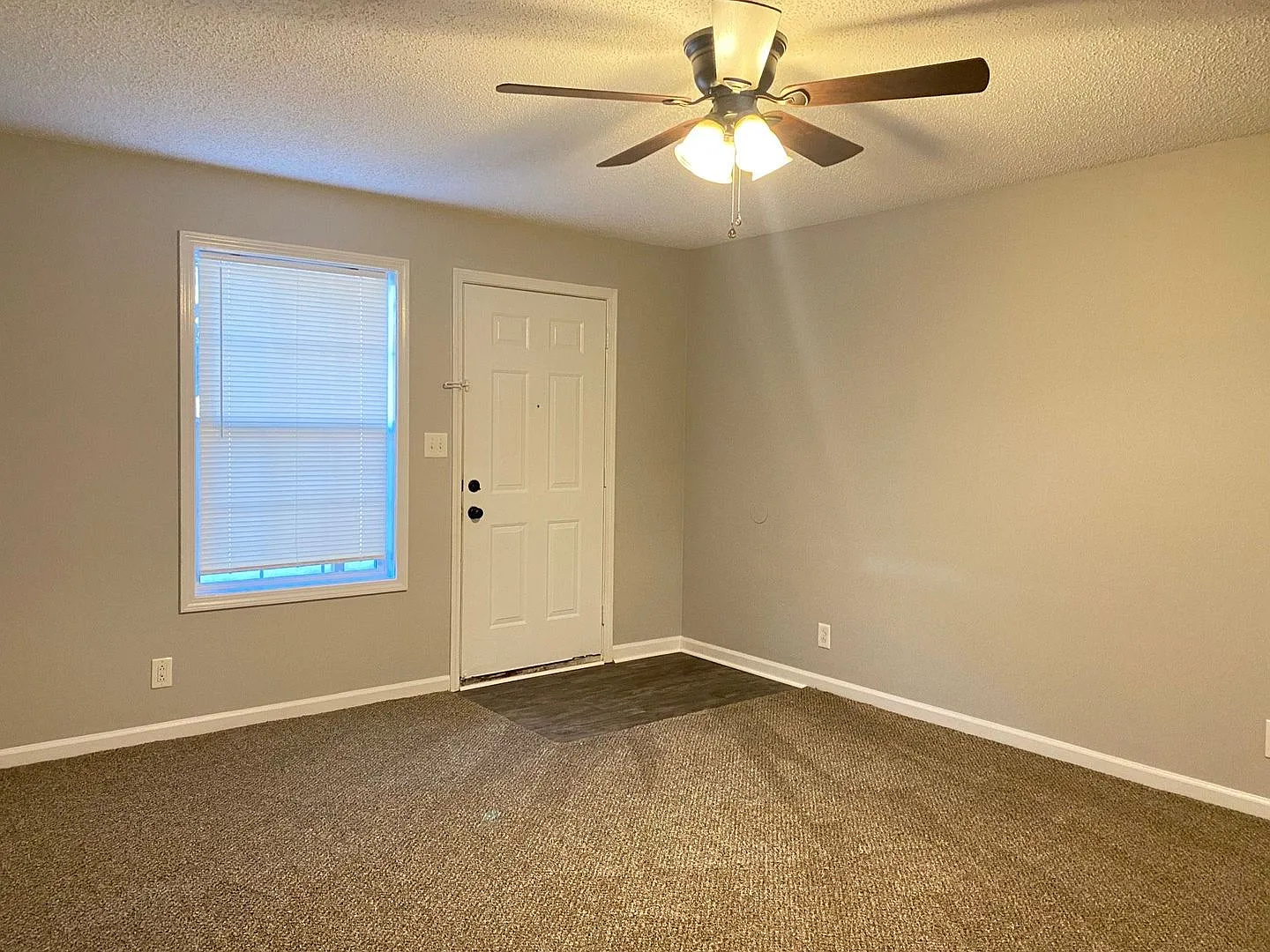 423 Alma Ln — Photo 2