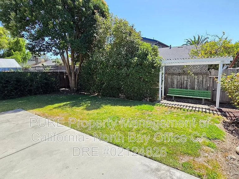 132 Arlington Dr — Photo 3
