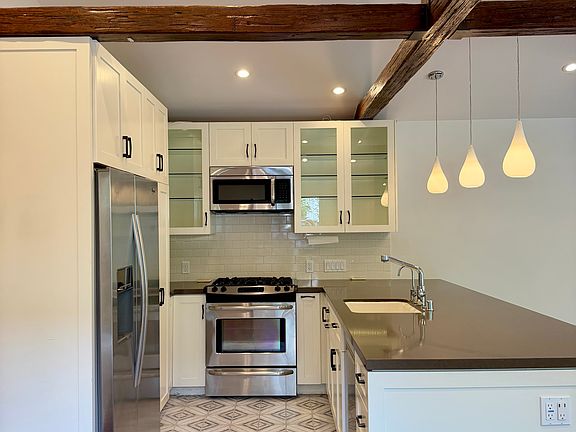 2nd image of 304 Flower St #B