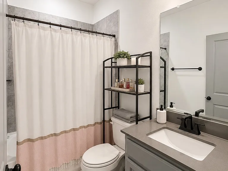 Bathroom (2nd floor)