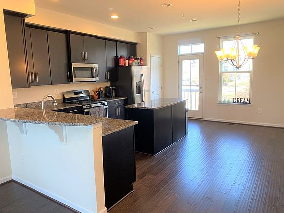5th image of 402 Willow Bend Dr