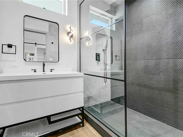 15803 Vose St — Photo 11