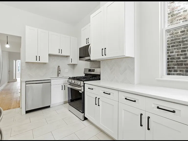 909 W Addison St #2 — Photo 2