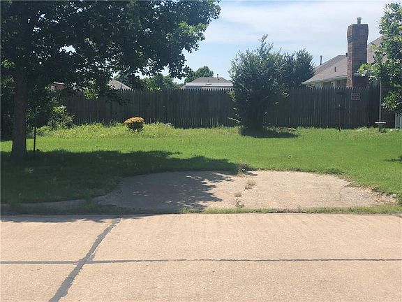 3rd image of 4021 Lamar Dr