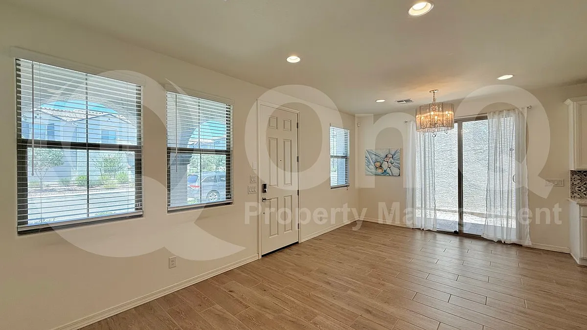 3 bed, 2.5 bath, 1605 sqft, $1,999 — Photo 2