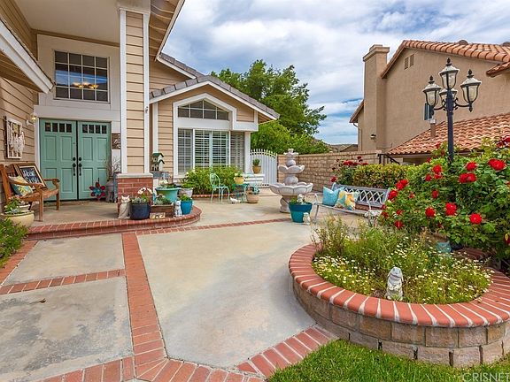 Super cute front patio
