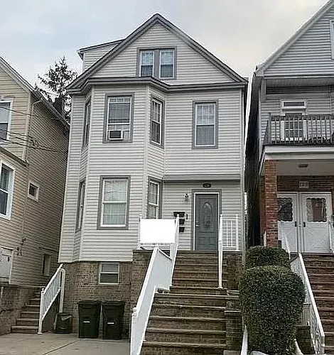 126 W 31st St Photo 1