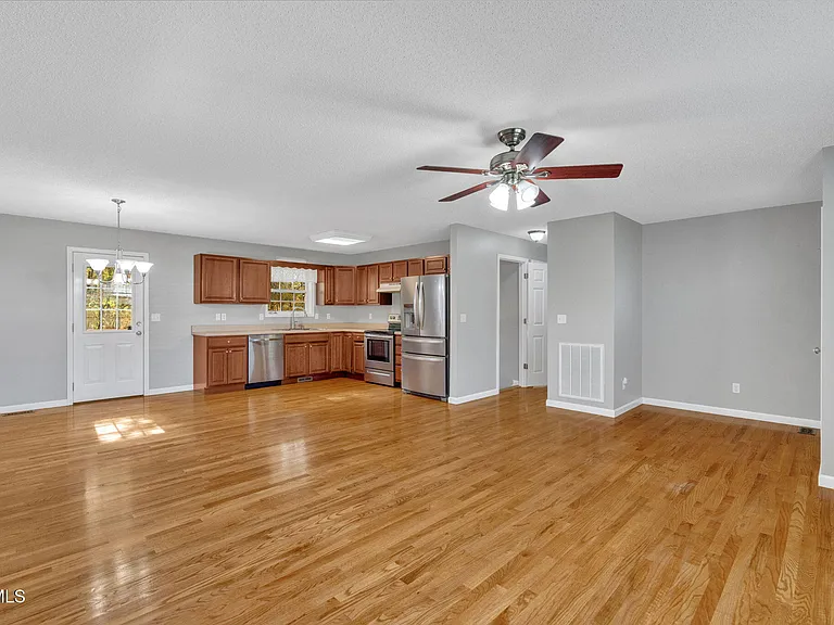 1125 Faye St — Photo 12