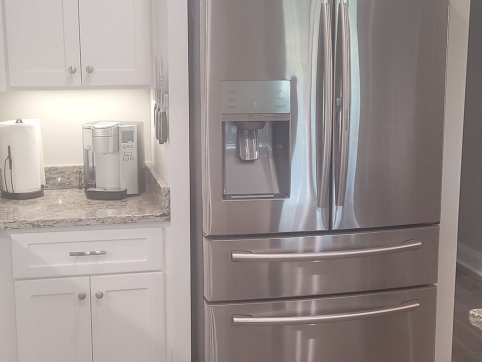 Samsung Refrigerator with ice maker and water in door. Middle drawer is for fridge and bottom is freezer.