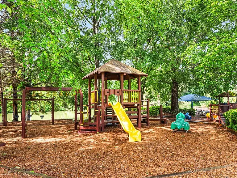 105 Leyland Ct — Photo 32