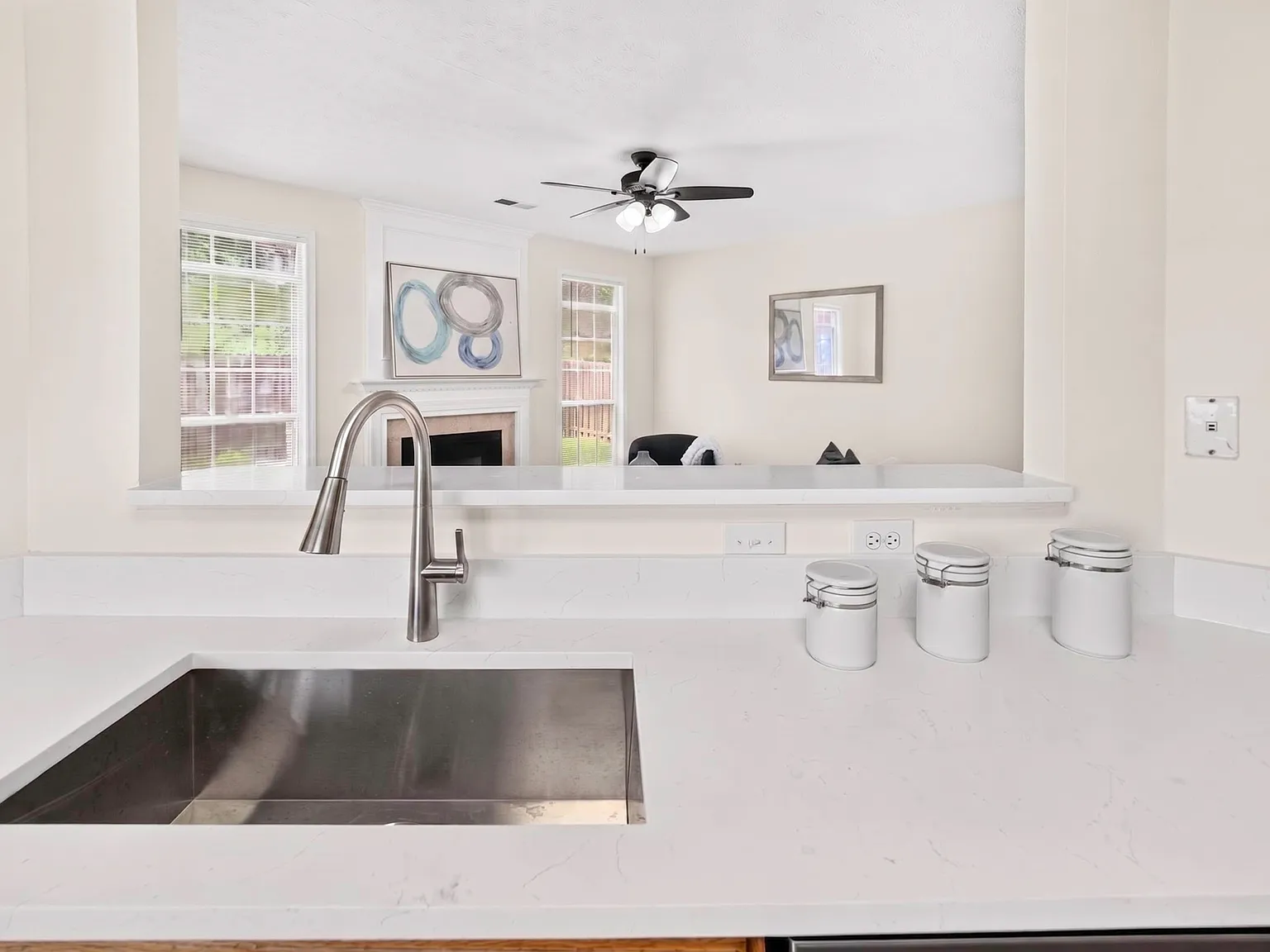 3 bed, 2.5 bath, 1721 sqft, $2,300 — Photo 2