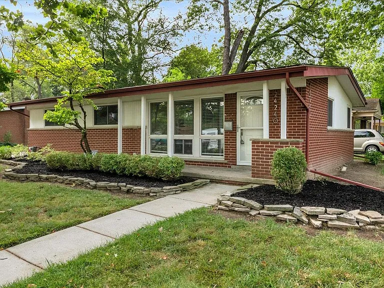 24240 Beverly St — Photo 2