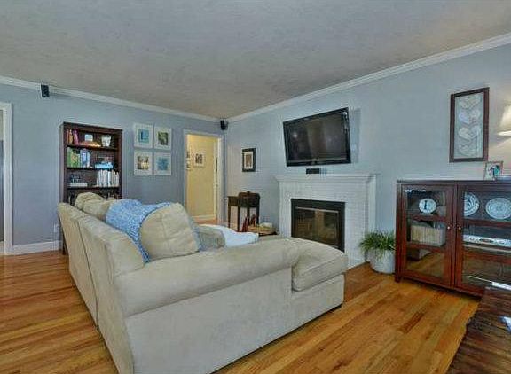 4th image of 355 Schroeder Ave