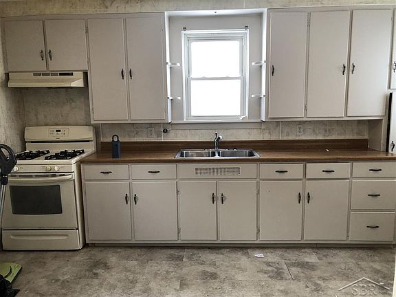 5th image of 621 Ames St