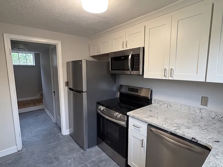 4717 Bancroft Ave — Photo 4