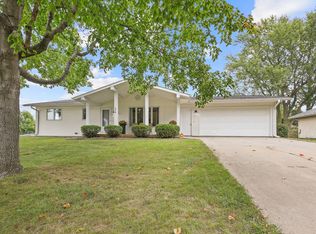 220 E 13th St, Pella, IA 50219