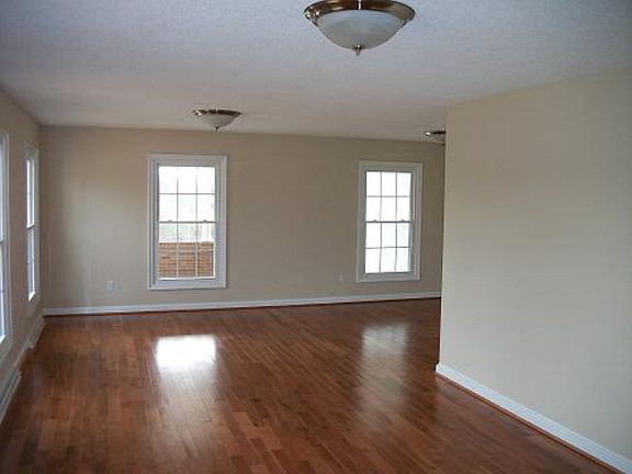 5th image of 742 Sunset Dr