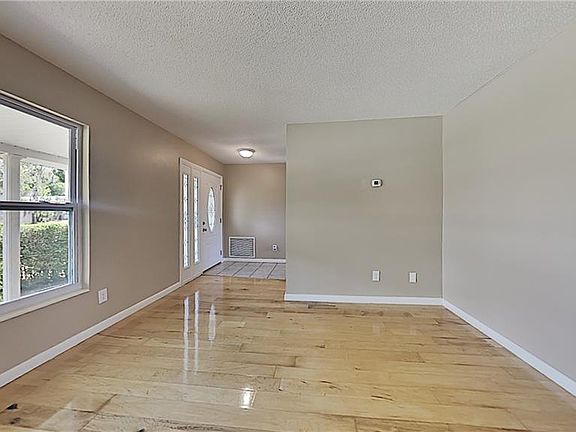 3rd image of 2655 White Oak Ln