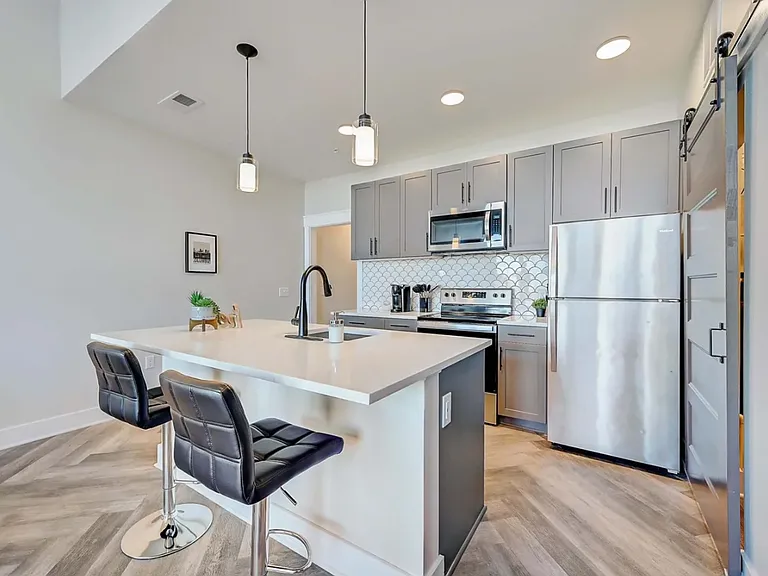Beautiful luxury apartments available close to downtown! — Photo 43