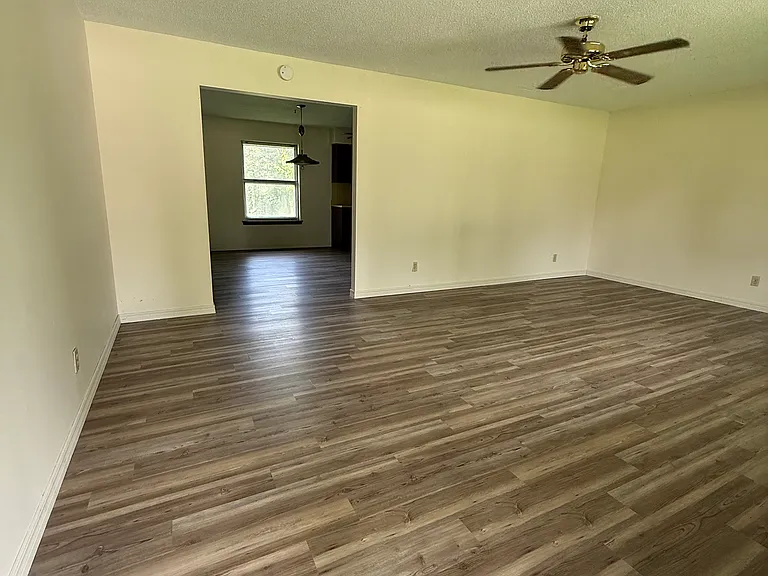 807 Overlook Dr — Photo 2