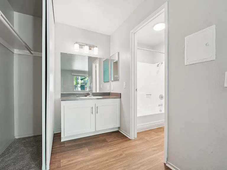 Kentwood Apartments — Photo 18