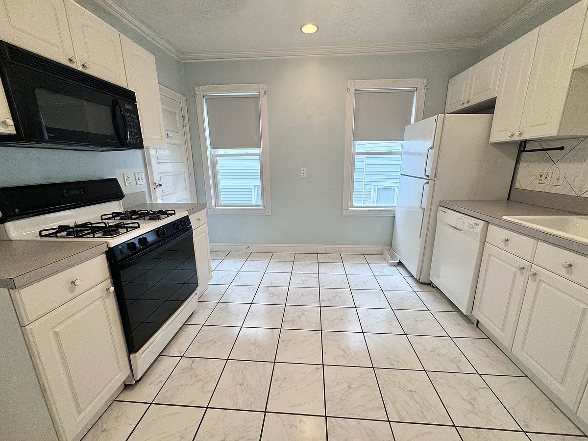 Building Photo - 20 Bigelow St #3
