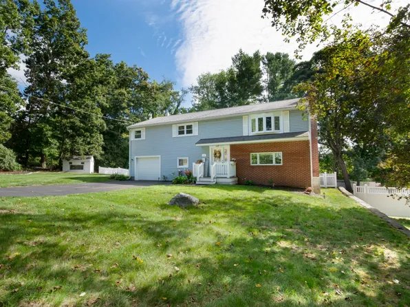 4 Carter Rd, Worcester, MA 01609