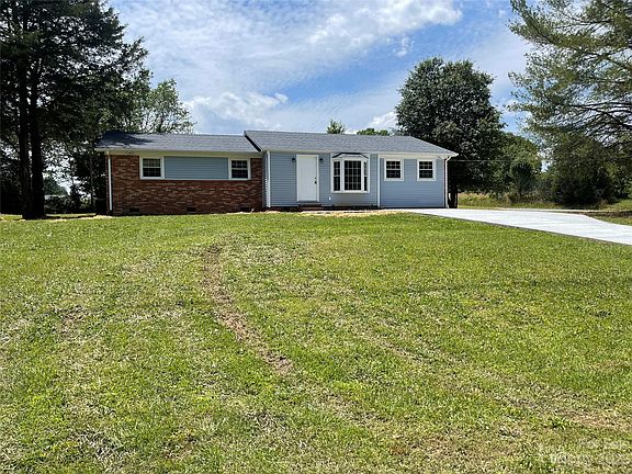 3rd image of 1411 Chancellor Dr