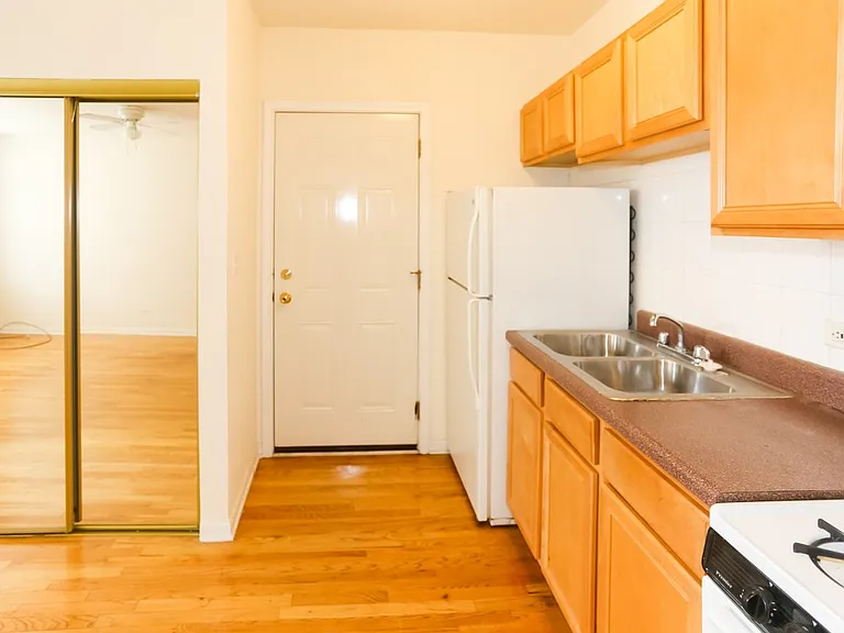 914 W Dakin St #13 — Photo 3