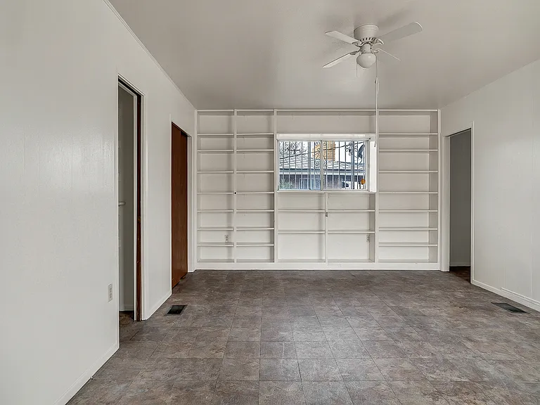 213 Clairemont Dr — Photo 3