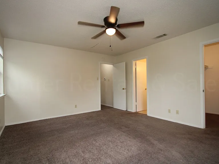 1112 Goodhue Dr — Photo 10
