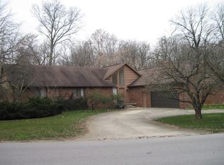 410 Leisure Ln, Greenwood, IN 46142