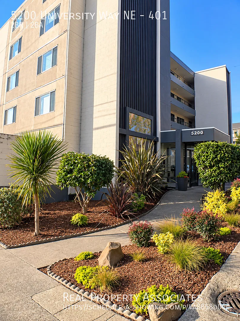 City Views! Bright & Spacious 2br/2ba Corner Apartment University District — Photo 3
