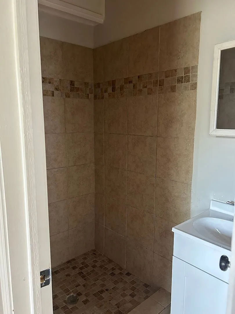4 BR 2 bath — Photo 3