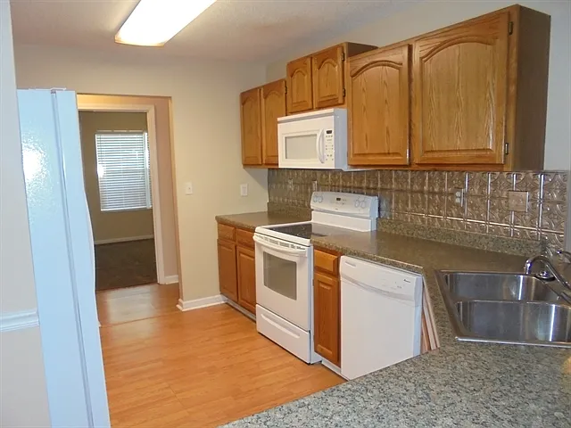 3 bed, 2.0 bath, 1767 sqft, $2,400 — Photo 3