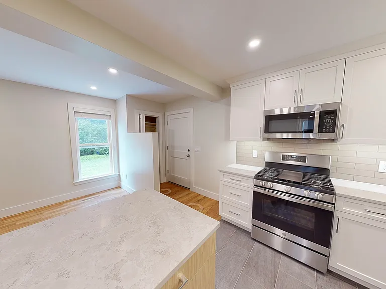 423-429 Franklin Street — Photo 10