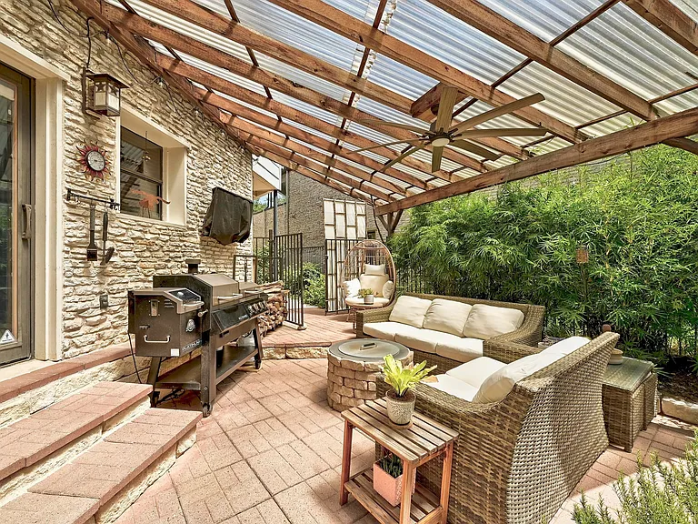 122 Acapulco Dr — Photo 3